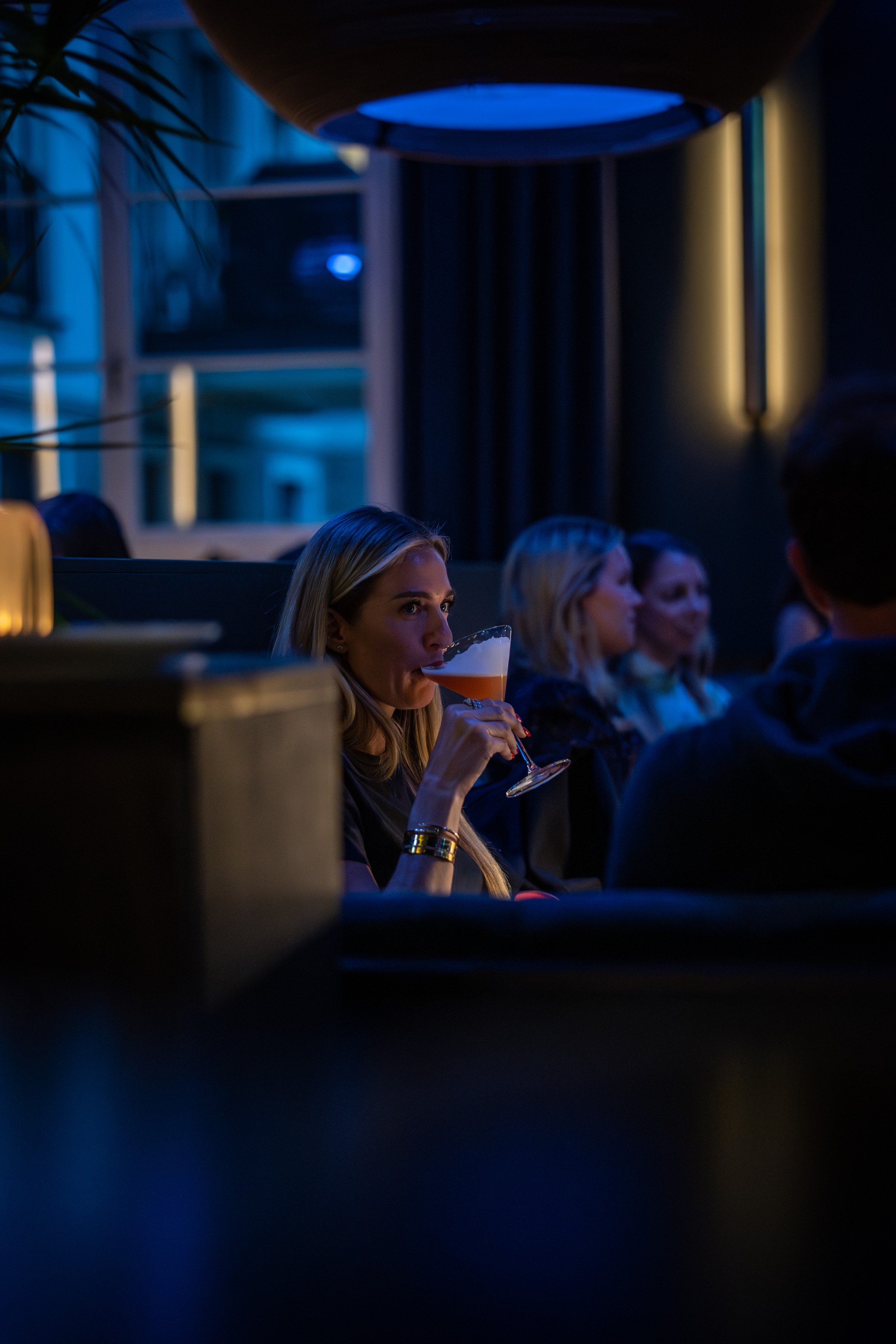 MBassy by Franks Bar am Abend mit Cocktail trinkendem Gast