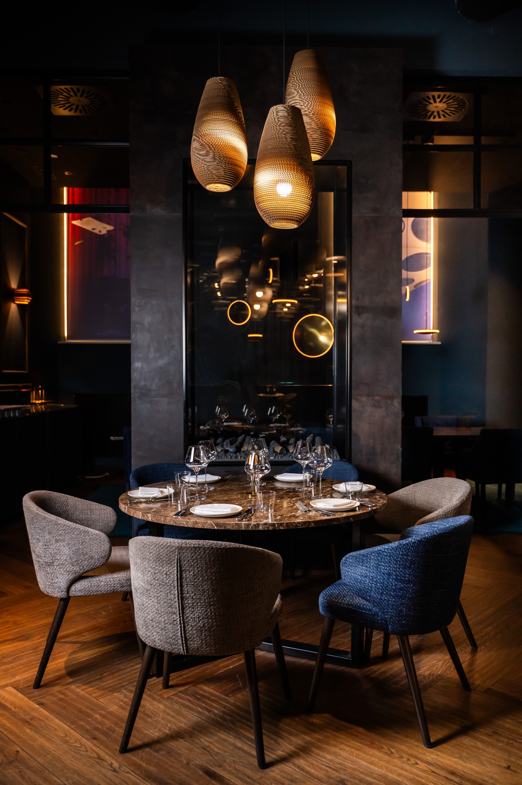 MBassy by Franks Restaurant am Abend mit stilvoll gedecken Tischen