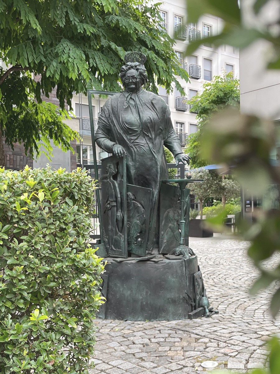 Mutter Ey Statue vor dem Mutter Ey Café im Andreas Quartier in Düsseldorf