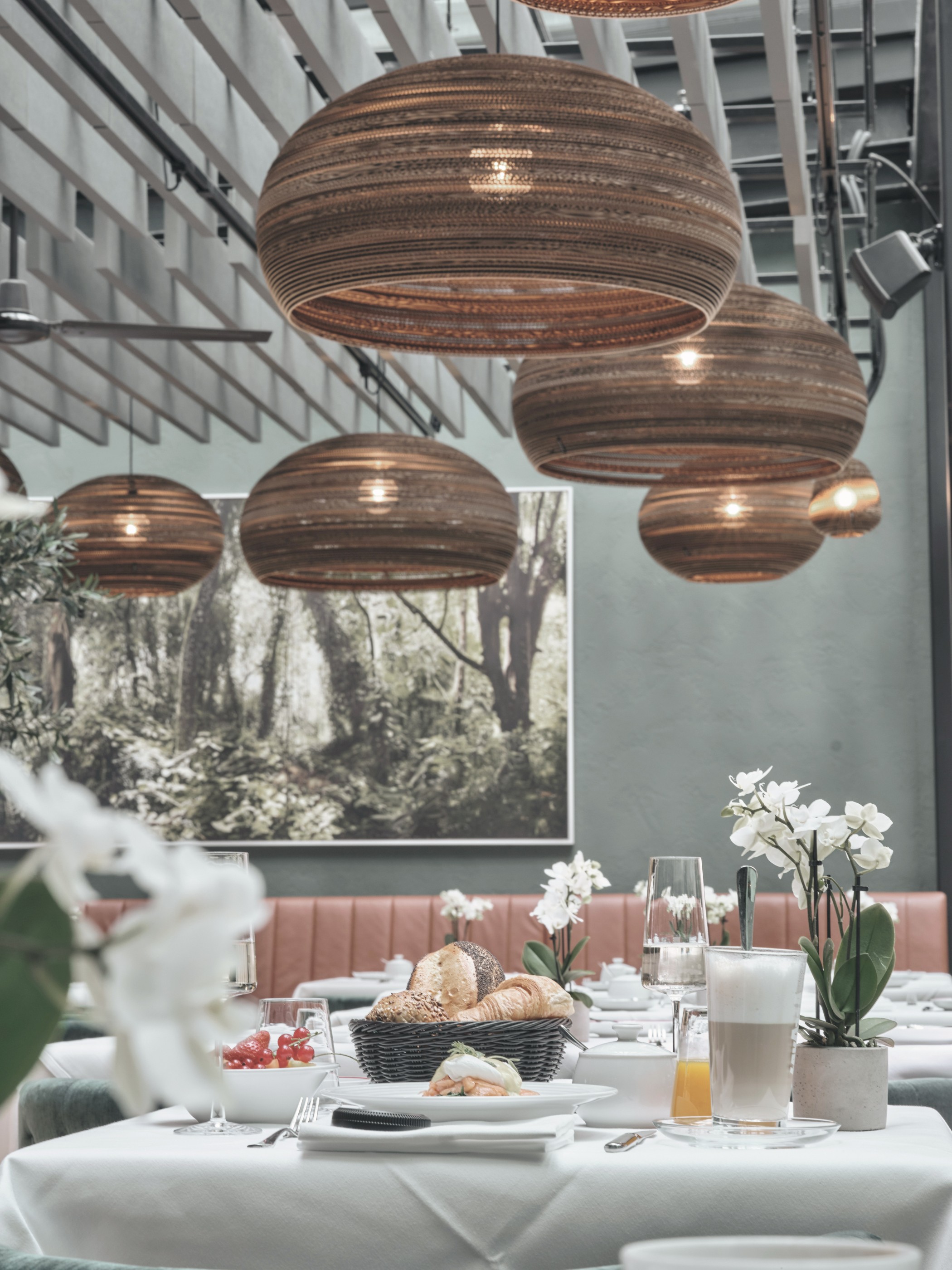 Frühstück im Wintergarten im Pitti Restaurant im Andreas Quartier im THE WELLEM Hotel in Düsseldorf