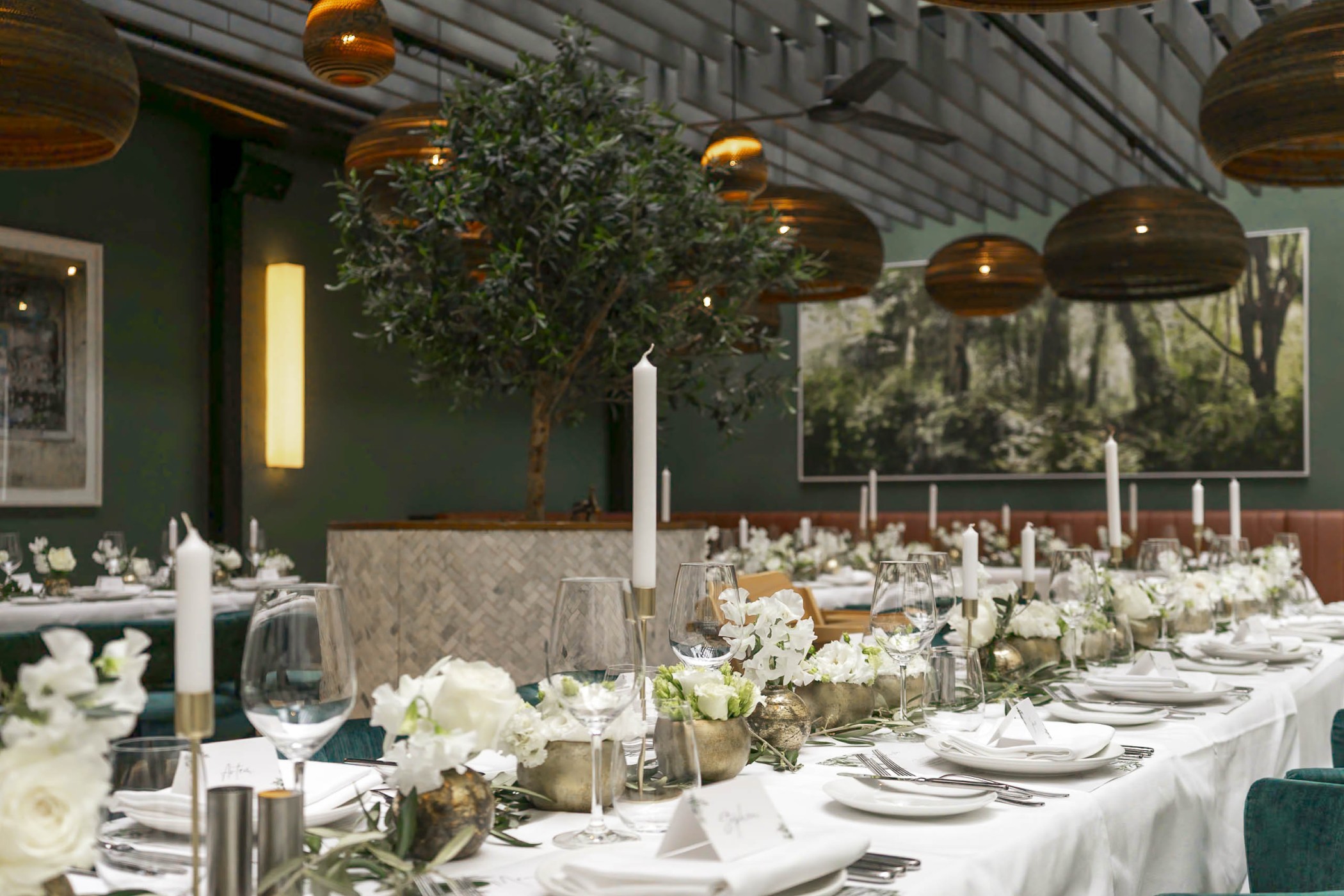 Pitti lange eingedeckte Hochzeitstafel im Andreas Quartier im THE WELLEM Hotel in Düsseldorf