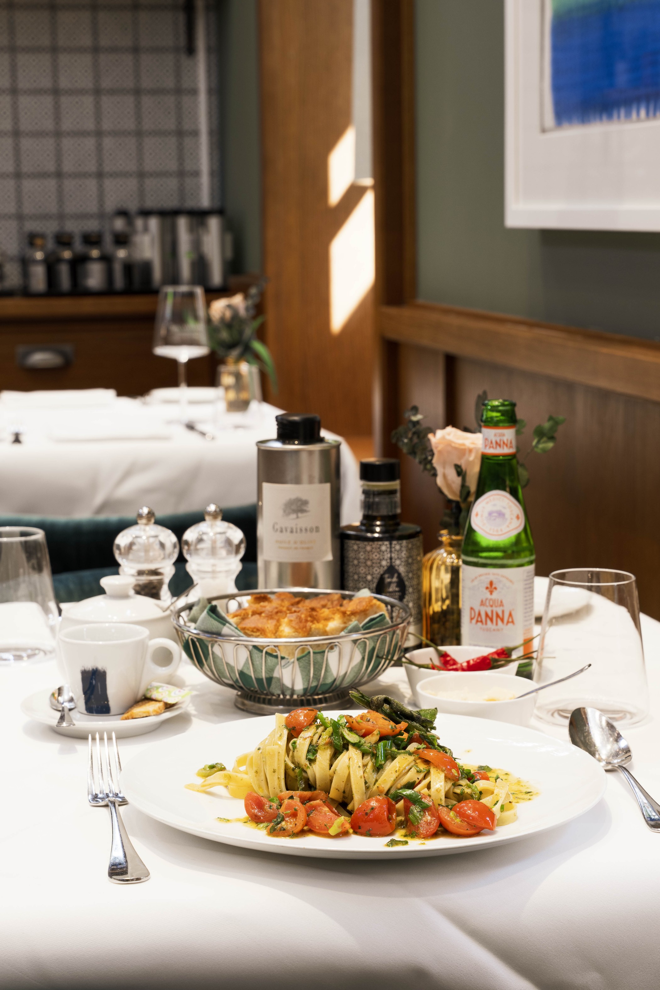 Pitti gedeckter Tisch mit italiensichen Speisen zum Lunch im Andreas Quartier im THE WELLEM Hotel in Düsseldorf