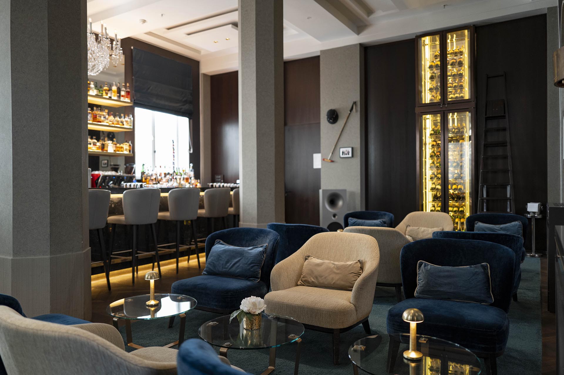 Eleganter loungebereich in der THE WELLEM Bar im Andreas Quartier.