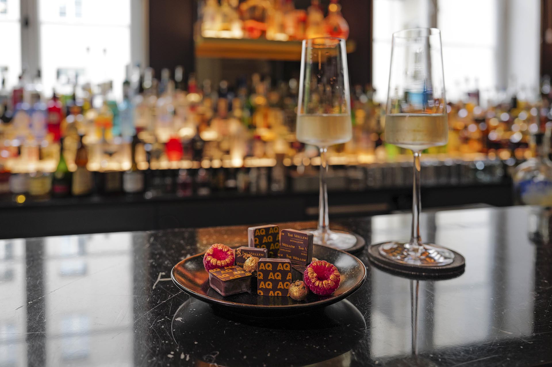 Individuelle Andreas Quartier Pralinen mit Champagner in der THE WELLEM Bar.