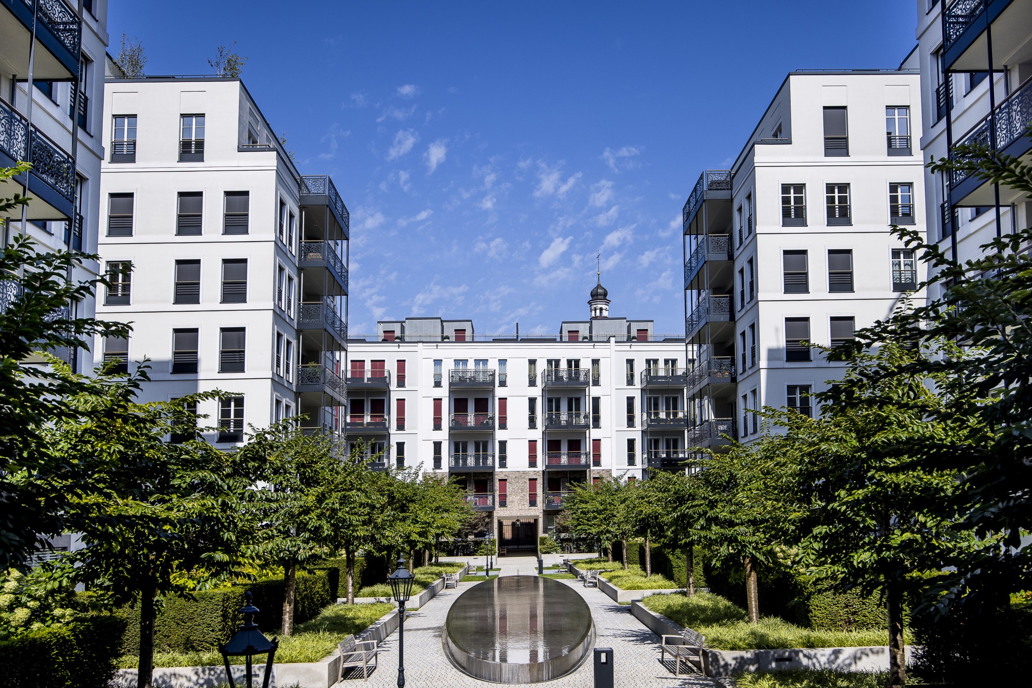 Andreas Garten mit Brunnen im Sommer