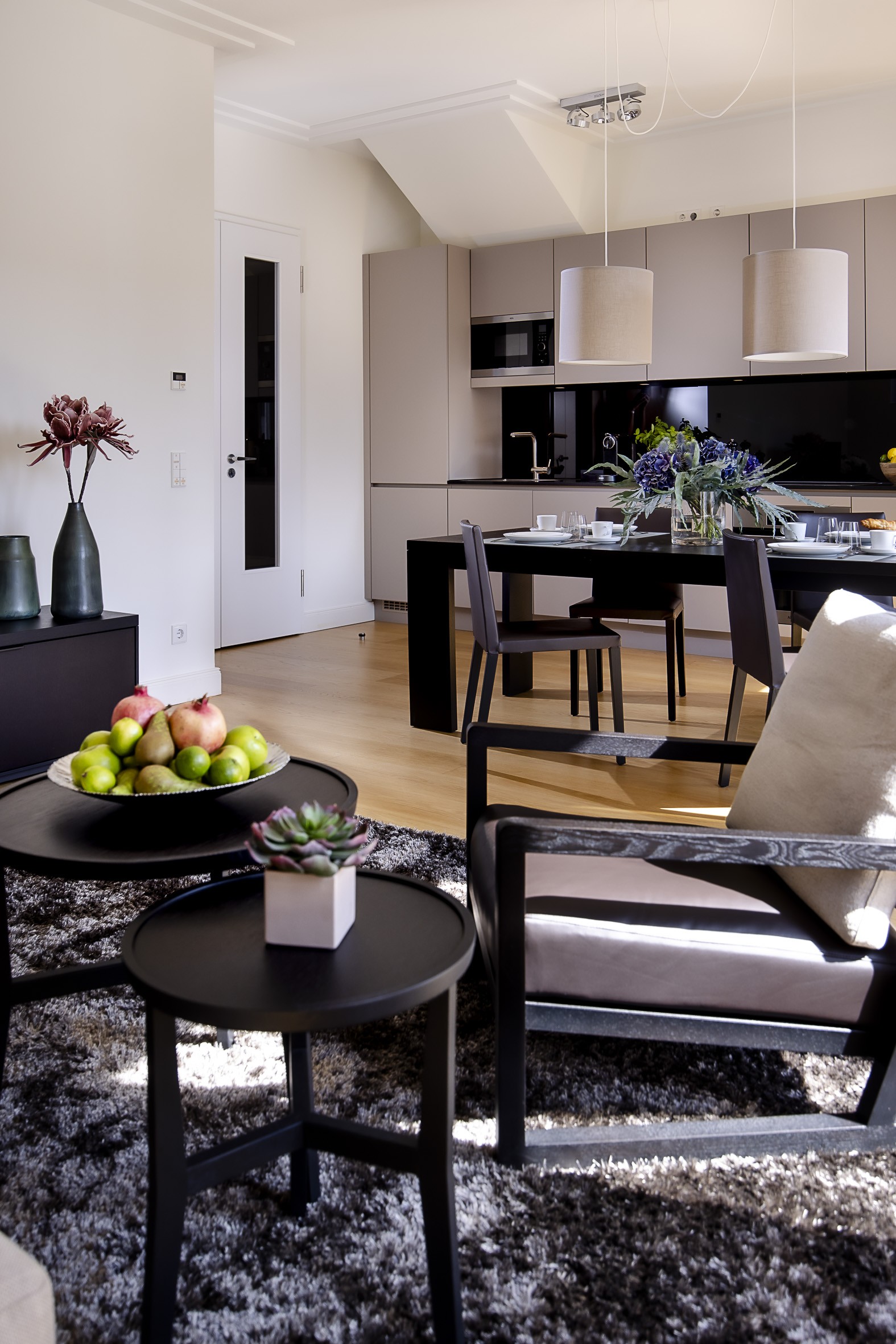 Blick in den Küchen und Essbereich einer luxuriösen Residence im Andreas Quartier in Düsseldorf