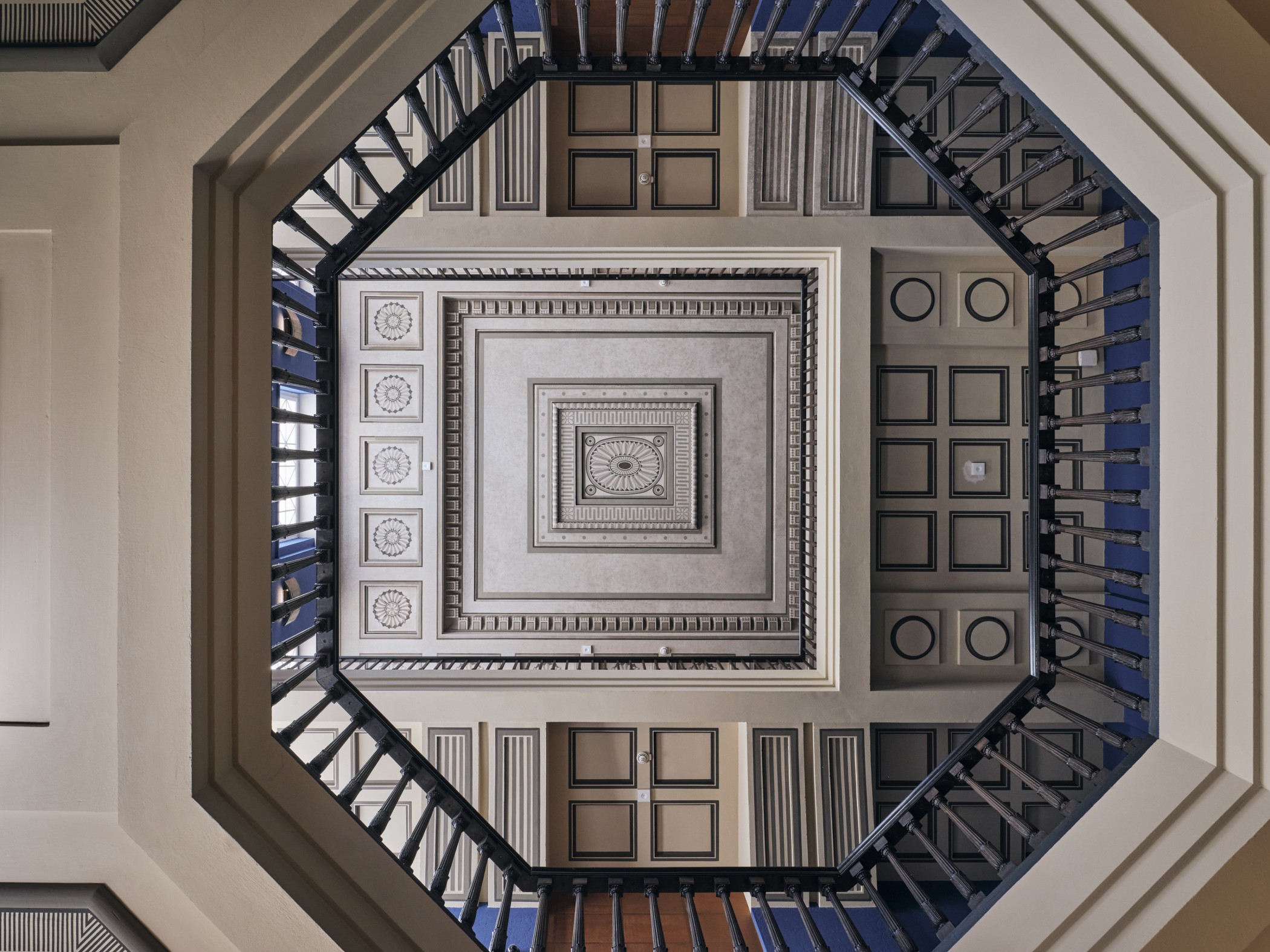 Eingangshalle und Deckenornamente im The Wellem Hotel im Andreas Quartier in Düsseldorf