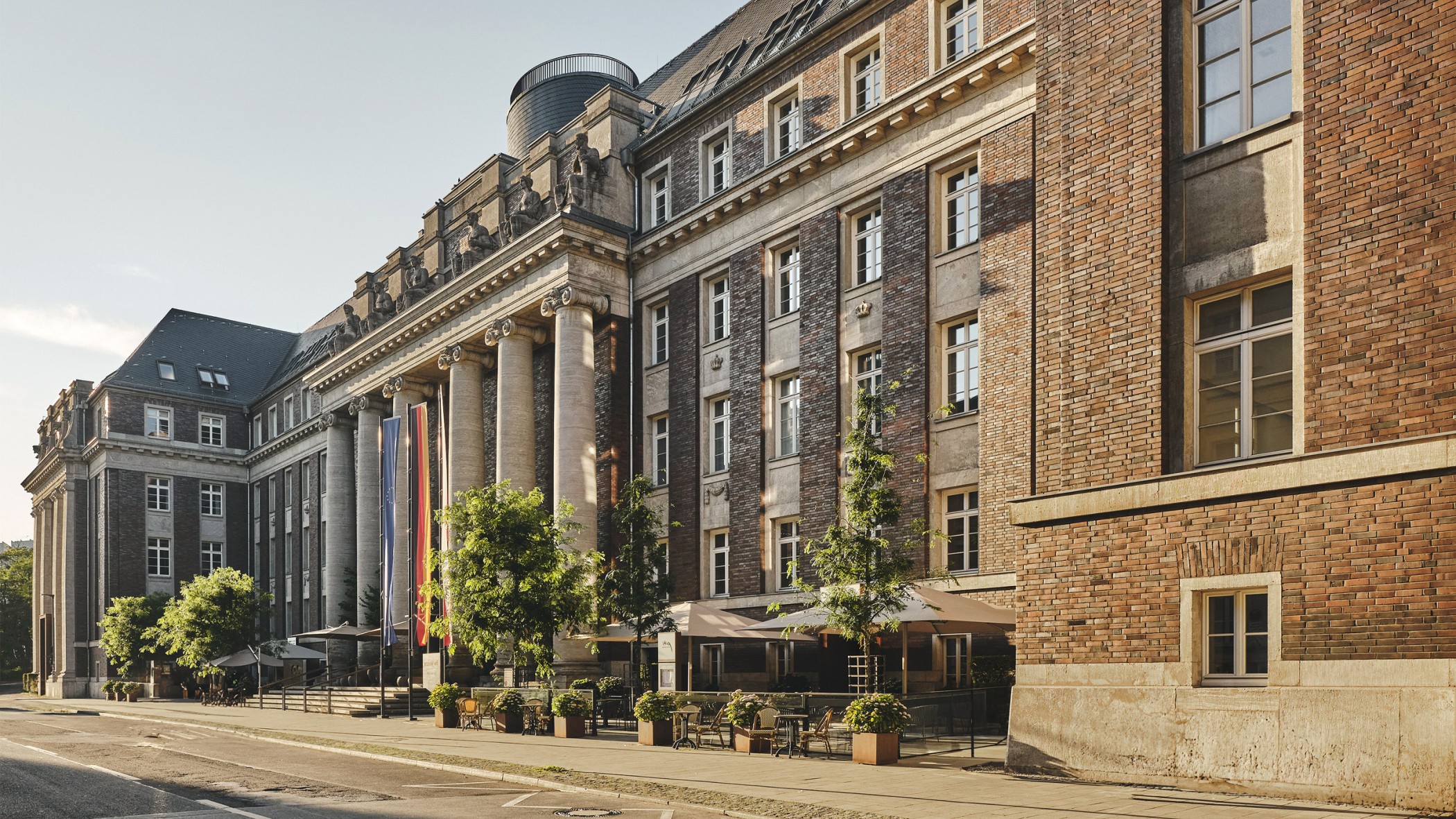 Historische Fassade des Andreas Quartiers an der Mühlenstraße mit Säulenportal von The Wellem und Außenterrasse