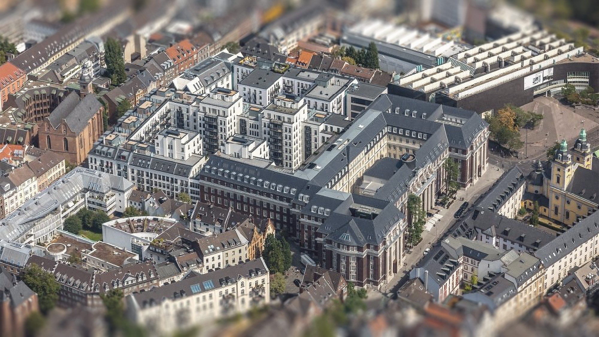 Luftaufnahme des Andreas Quartiers inmitten der Dächer der Düsseldorfer Altstadt