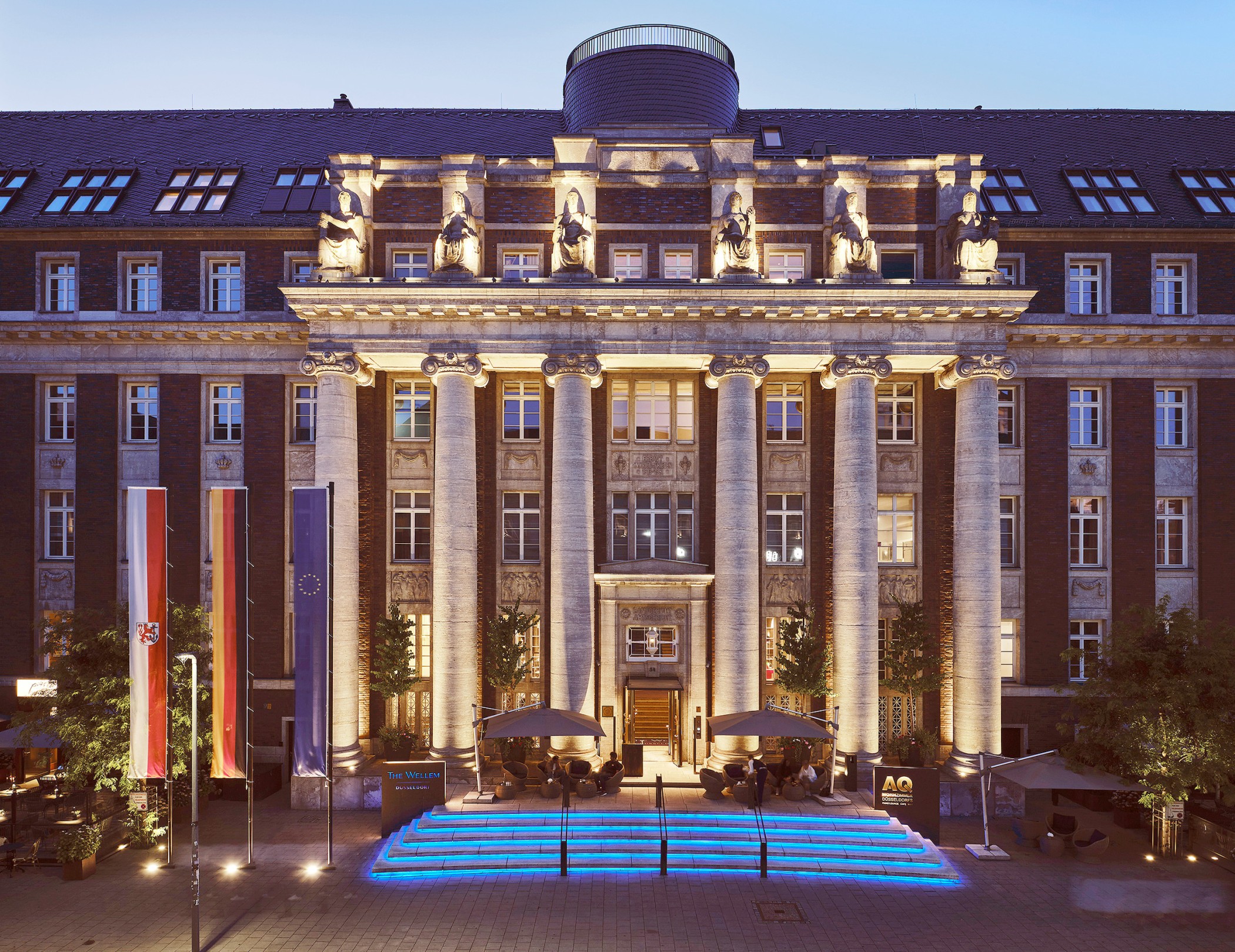 Illuminierter Eingang des Andreas Quartiers und THE WELLEM Hotel in Düsseldorf