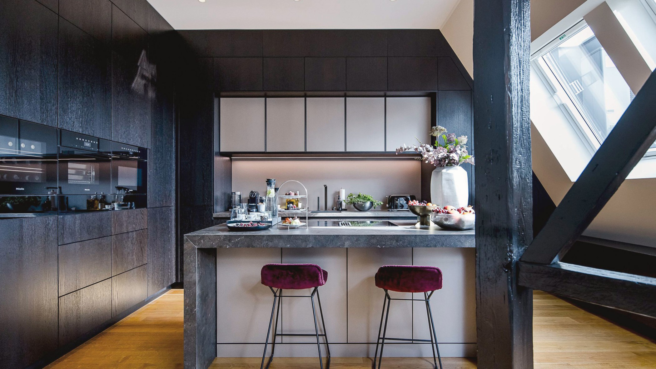Küche und Essbereich in einer Andreas Quartier Penthouse Residence in Düsseldorf