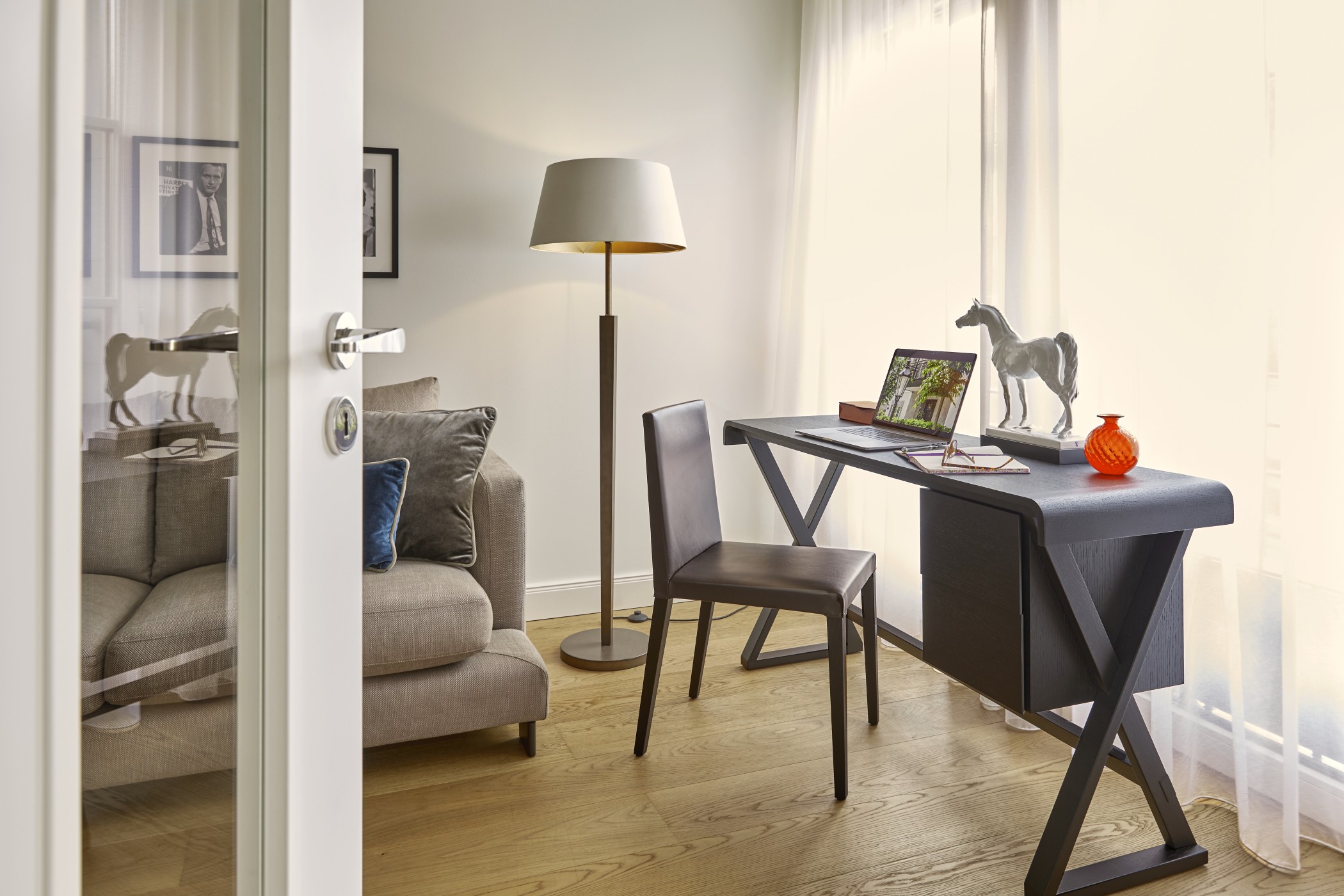 Interior Design Arbeitsplatz in einer Andreas Quartier Residence in Düsseldorf