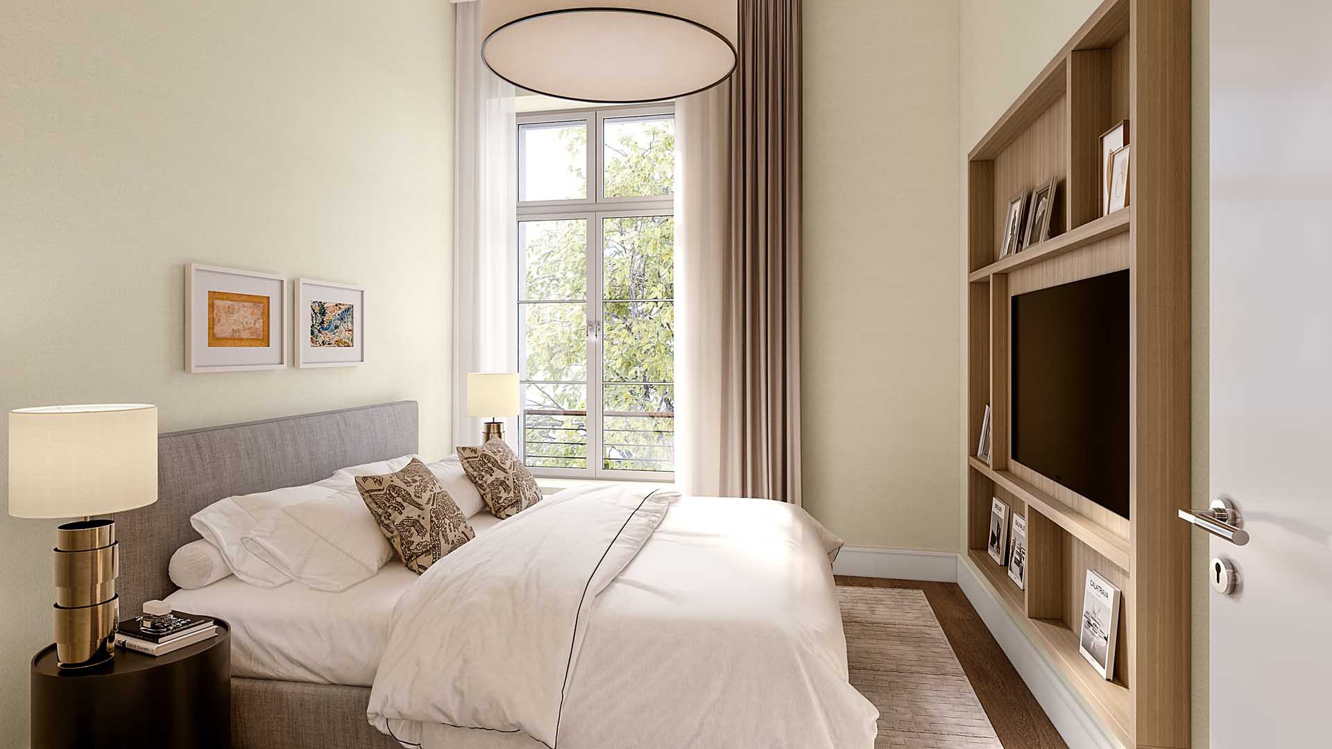 Schlafzimmer mit Doppelbett, Einbauregal mit Fernseher und hohem Sprossenfenster