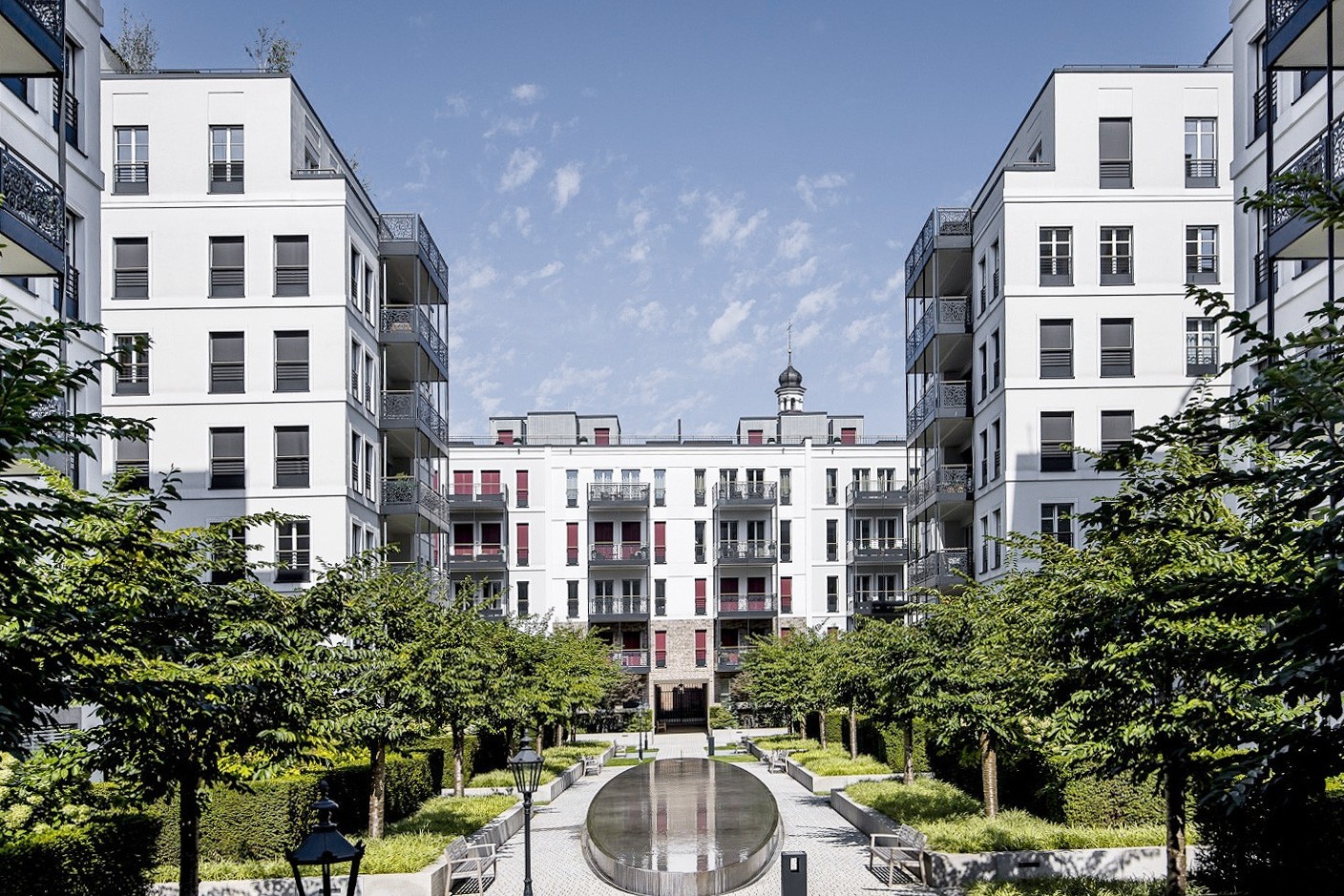 Andreas Quartier Innenhof Andreas Garten im Sommer mit grünen Bäumen und blauen Himmel