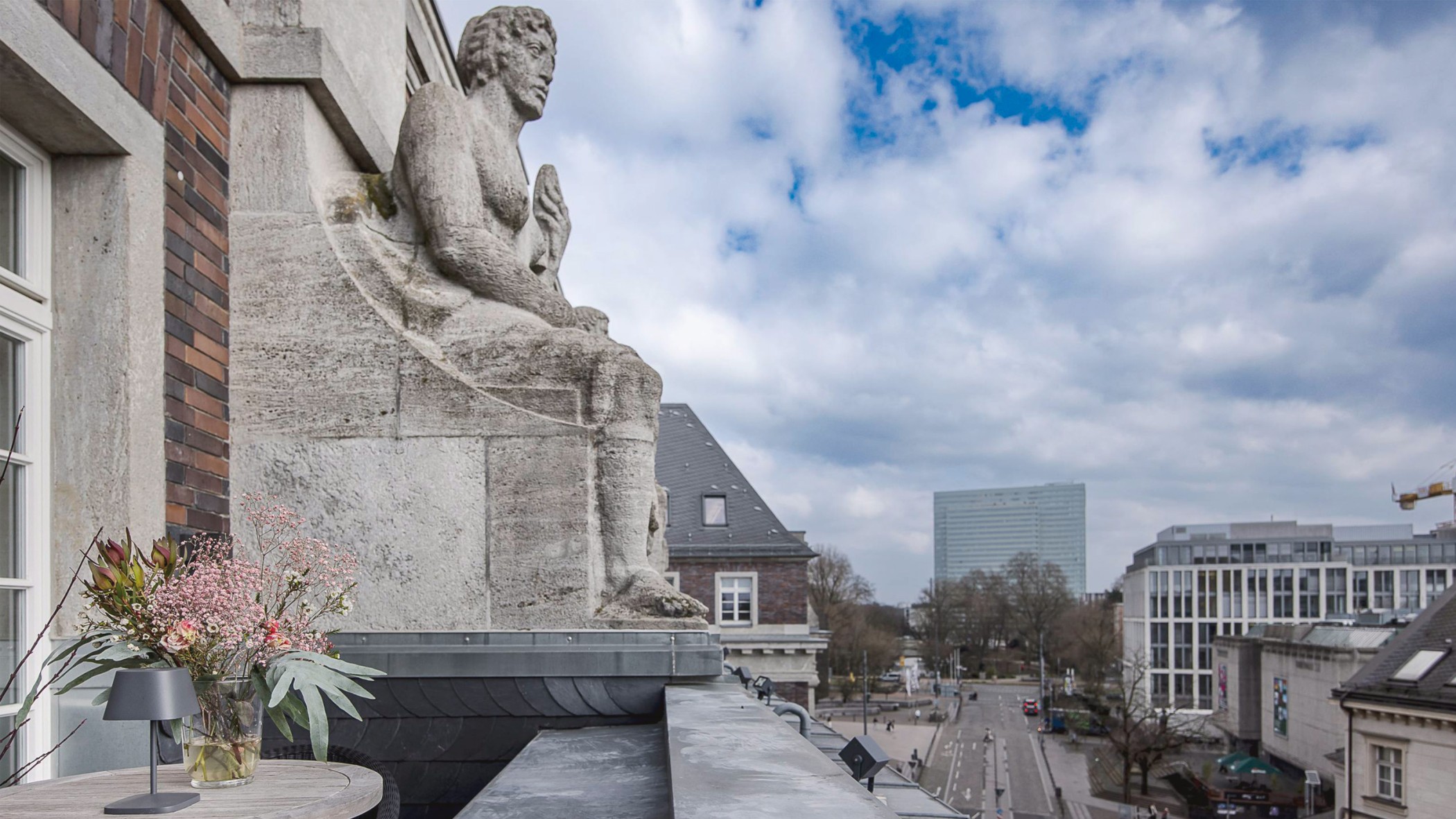 Blick von einer Dachterrasse einer Unique Residence im Andreas Quartier in Düsseldorf