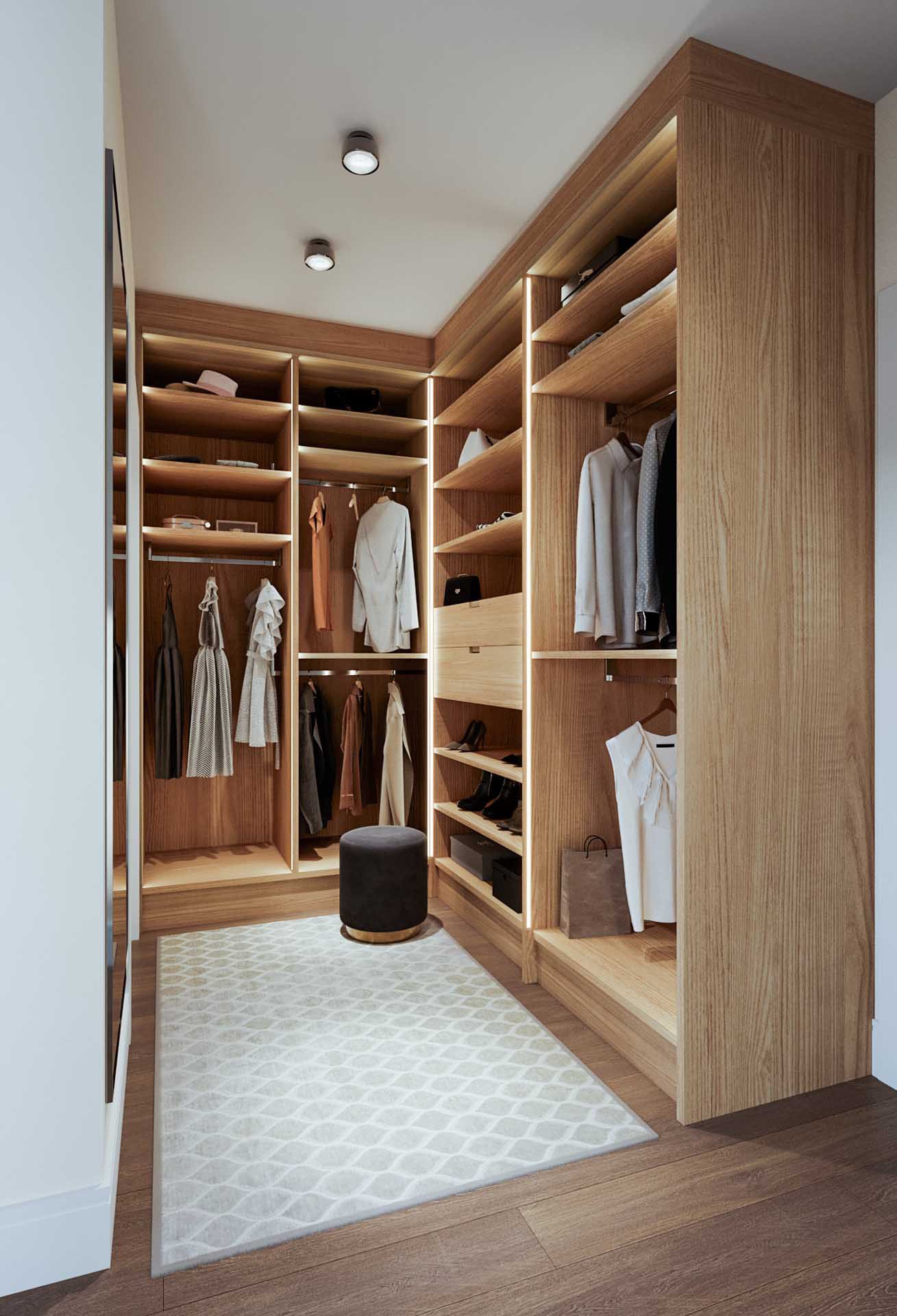 Begehbarer Kleiderschrank mit Holzregalen, Kleiderstangen und Polsterhocker