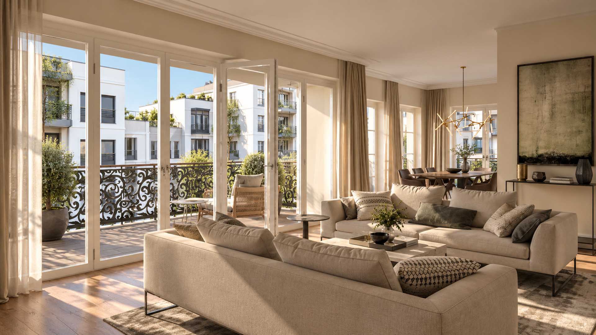 Wohnzimmer mit zwei Sofas, Fenstertüren zum Balkon mit verziertem Geländer und Essbereich im Hintergrund