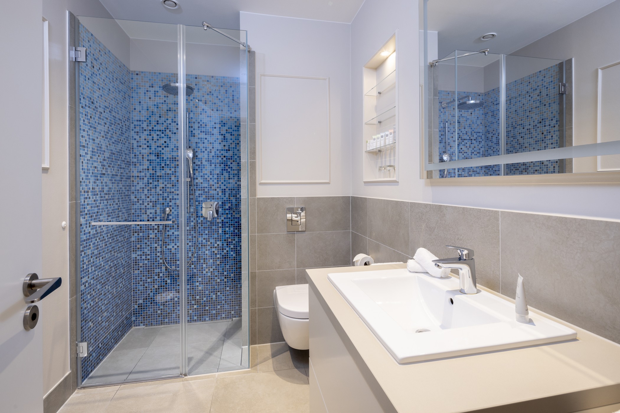 The Wellem Hotel Executive Suite Badezimmer mit Dusche