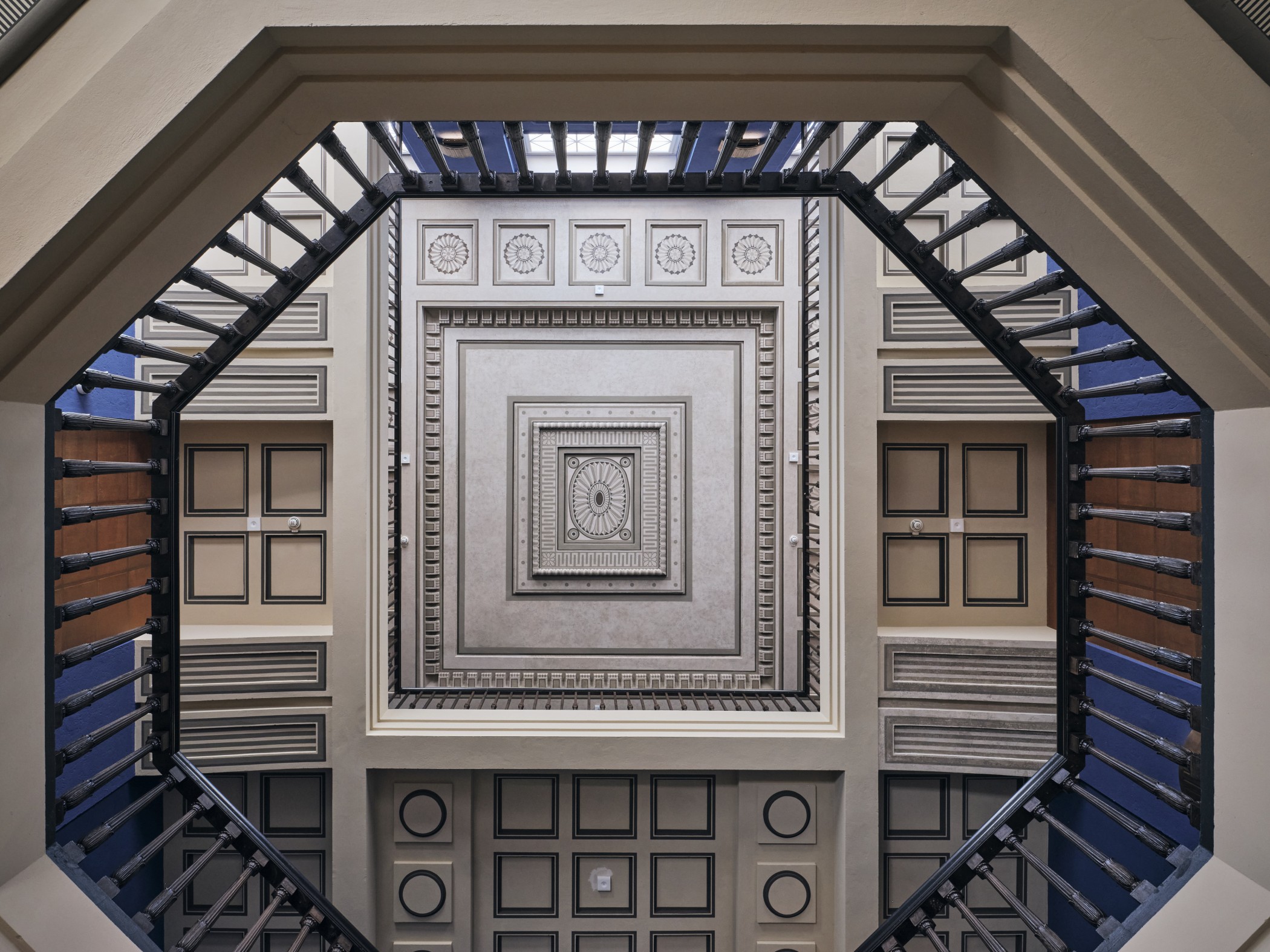 Hallendecke im The Wellem Hotel im Andreas Quartier in Düsseldorf