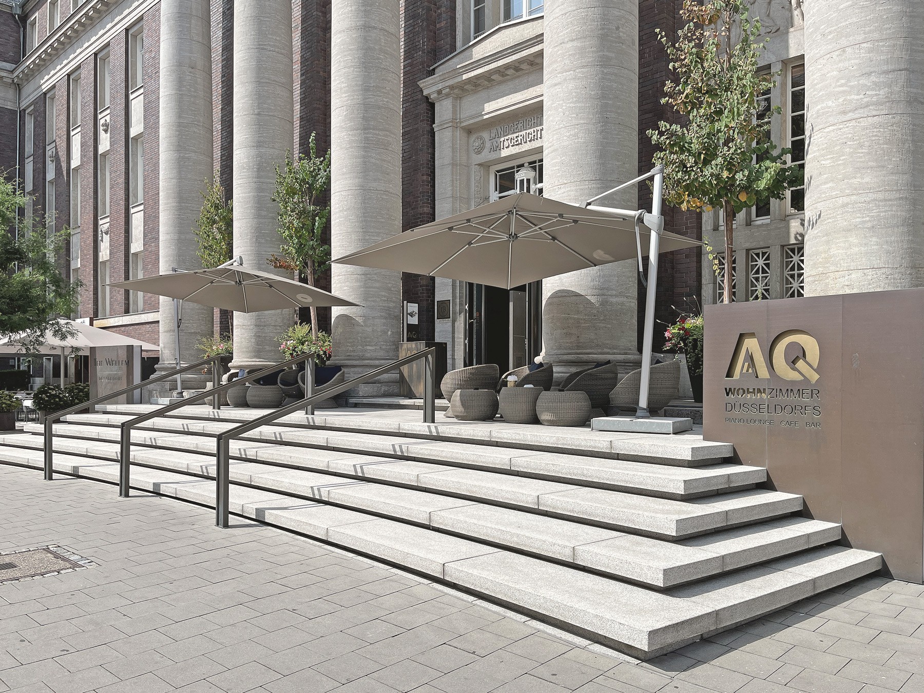 Treppenaufgang mit Sitzbereich zum The Wellem Hotel im Andreas Quartier in Düsseldorf
