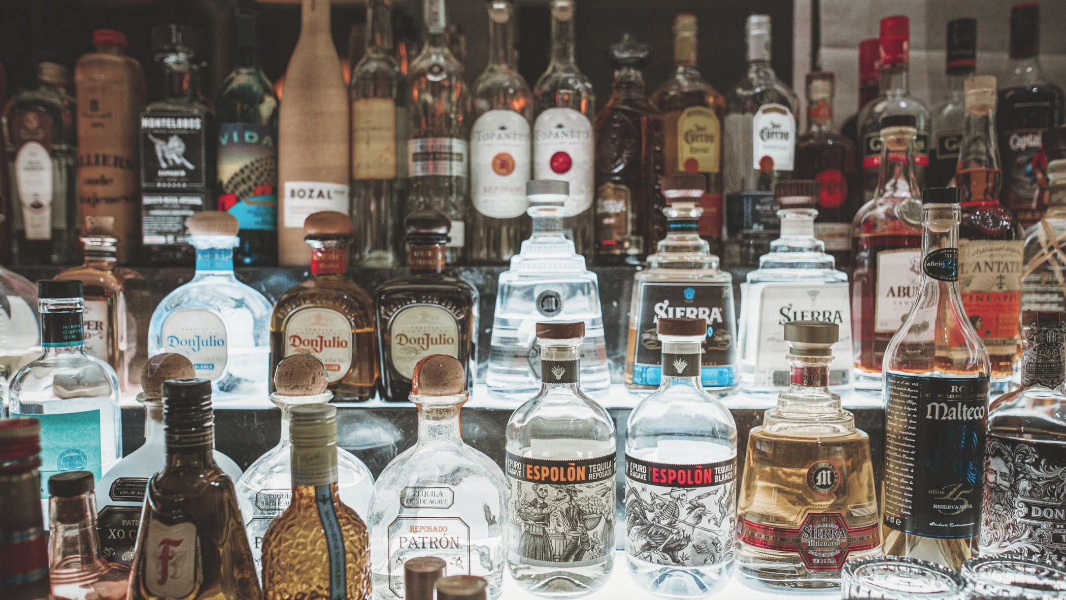 Bar im The Wellem Hotel mit ausgewählten Flaschen