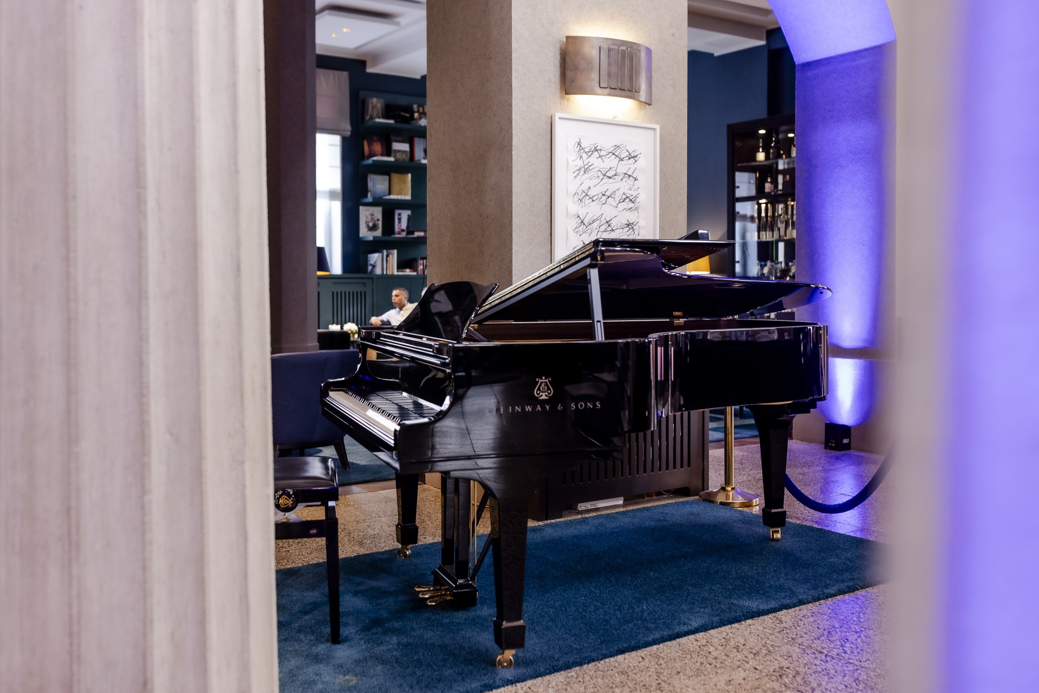 Piano in der Halle im The Wellem Hotel im Andreas Quartier in Düsseldorf