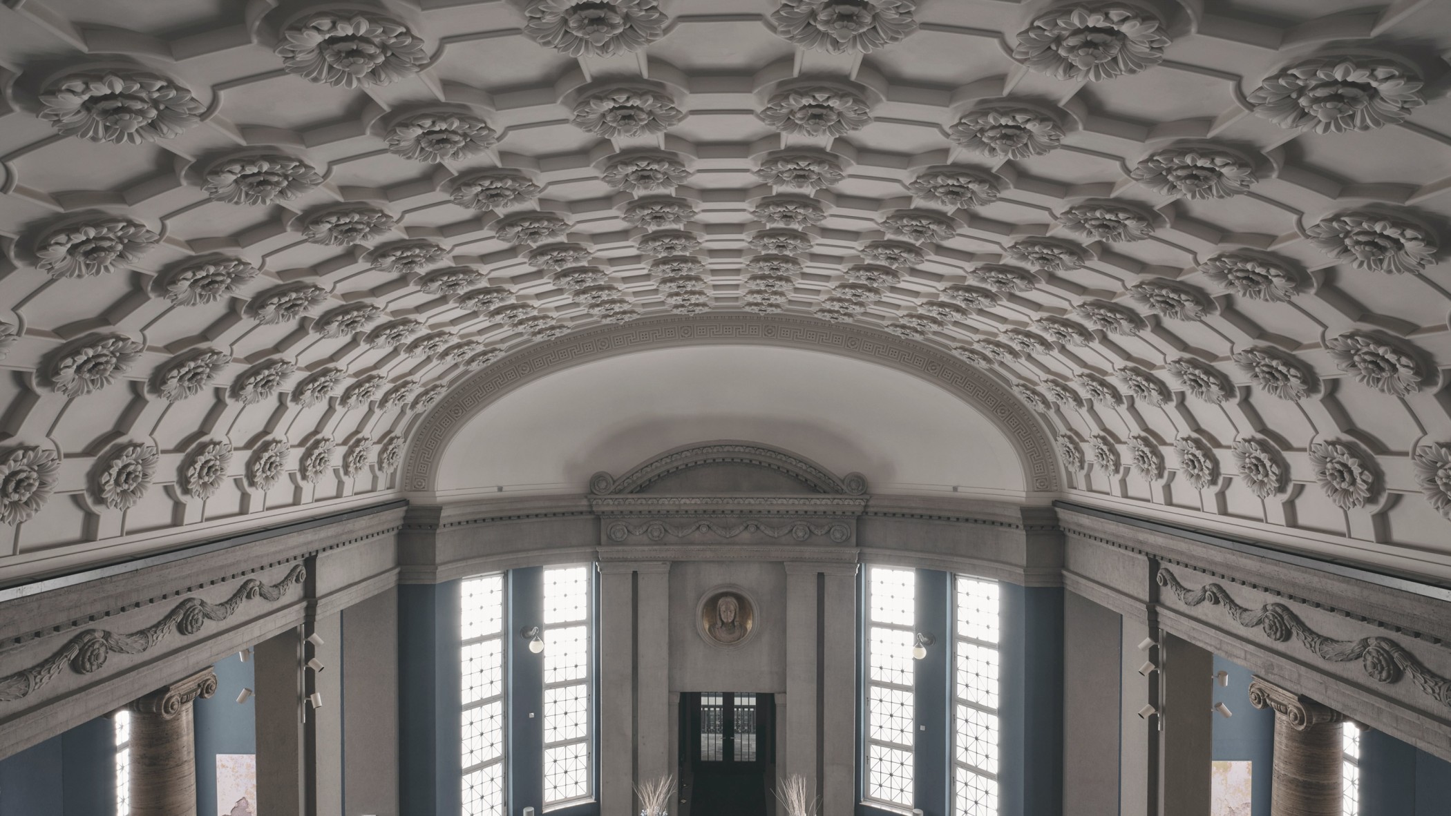 Deckendetail der Eingangshalle im The Wellem Hotel im Andreasquartier in Düsseldorf