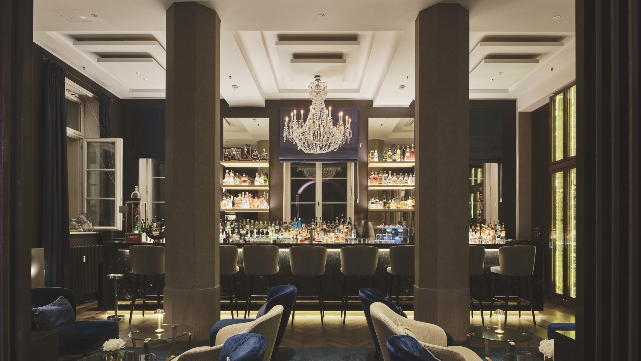 The Wellem Bar im The Wellem Hotel mit Kronleuchter über der Bar