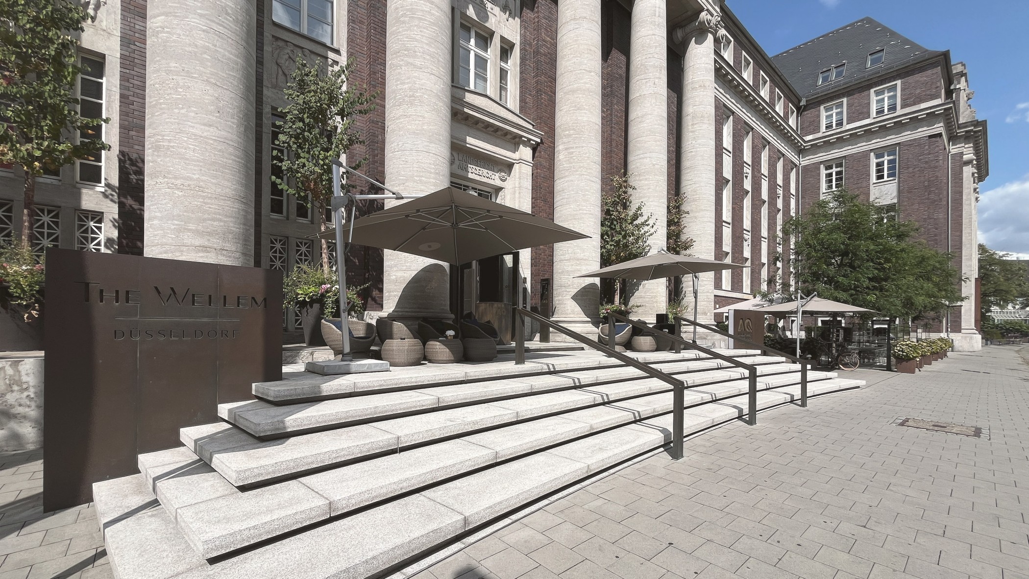 Treppenaufgang am The Wellem Hotel im Andreas Quartier in Düsseldorf mit Aussenbereich