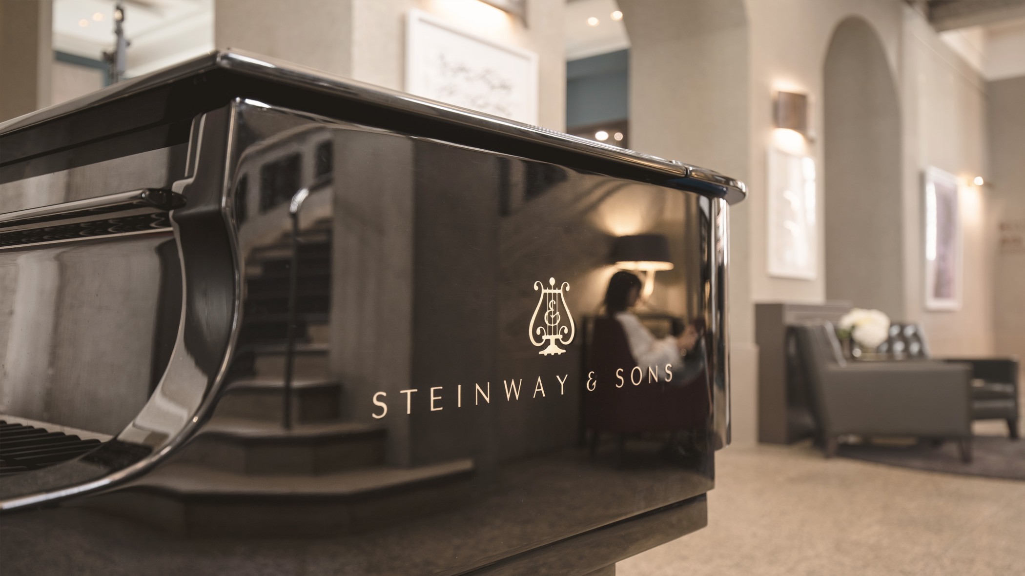 Steinway Piano in der Halle im The Wellem Hotel im Andreas Quartier in Düsseldorf