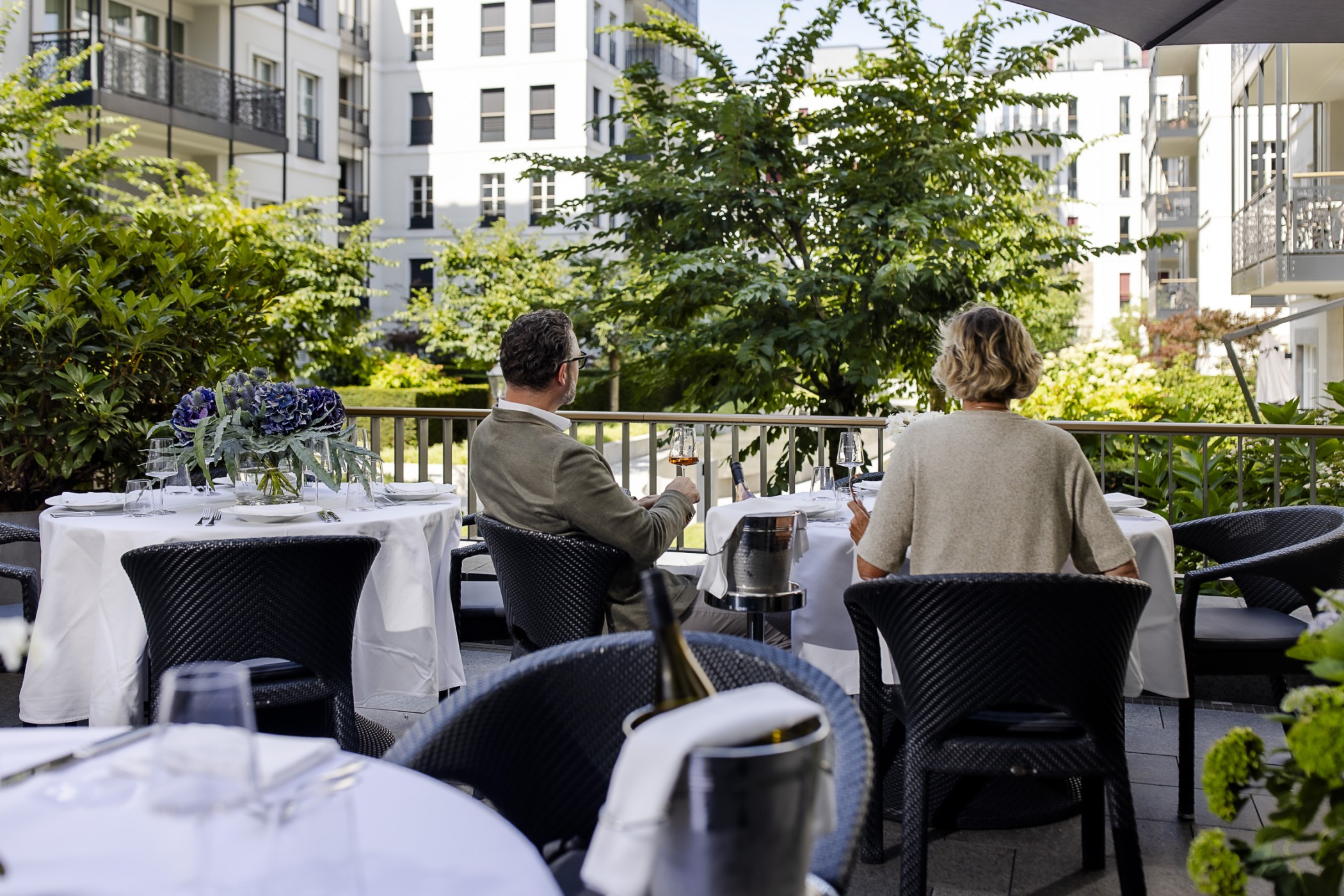 Aussenterrasse im The Wellem Hotel im Andreas Quartier in Düsseldorf mit Blick in den Andreasgarten