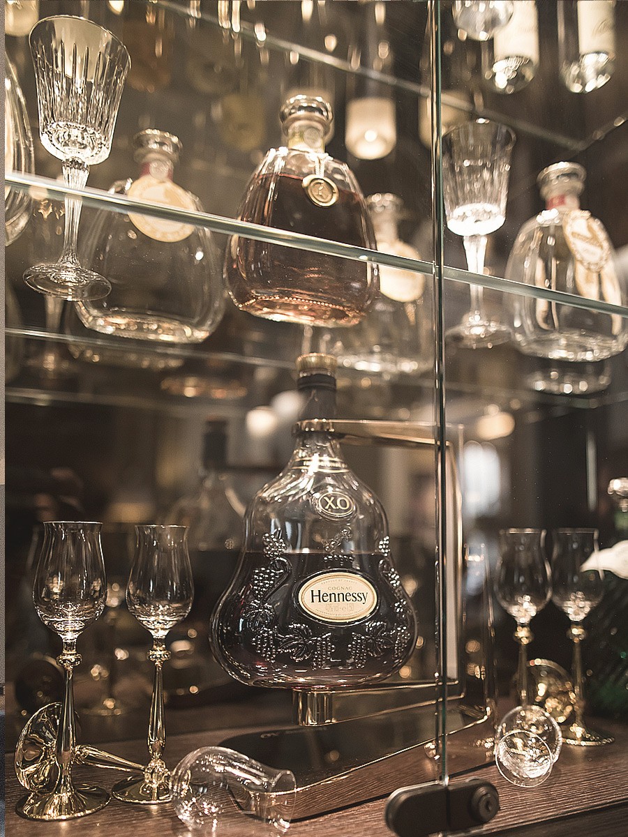 Bar im Wohnzimmer Düsseldorfs im The Wellem Hotel im Andreas Quartier in Düsseldorf