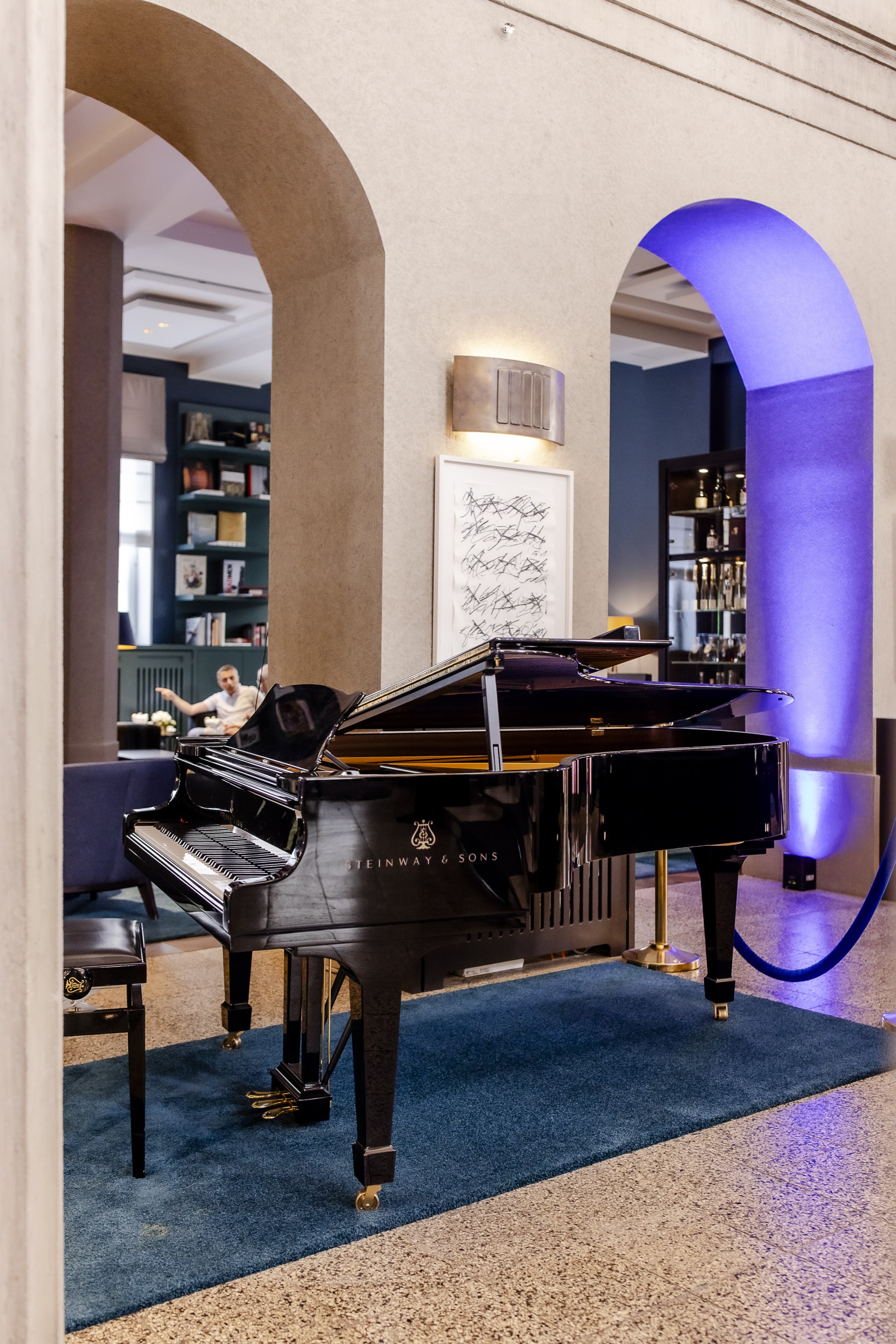 Piano im Wohnzimmer Düsseldorfs im The Wellem Hotel im Andreas Quartier in Düsseldorf