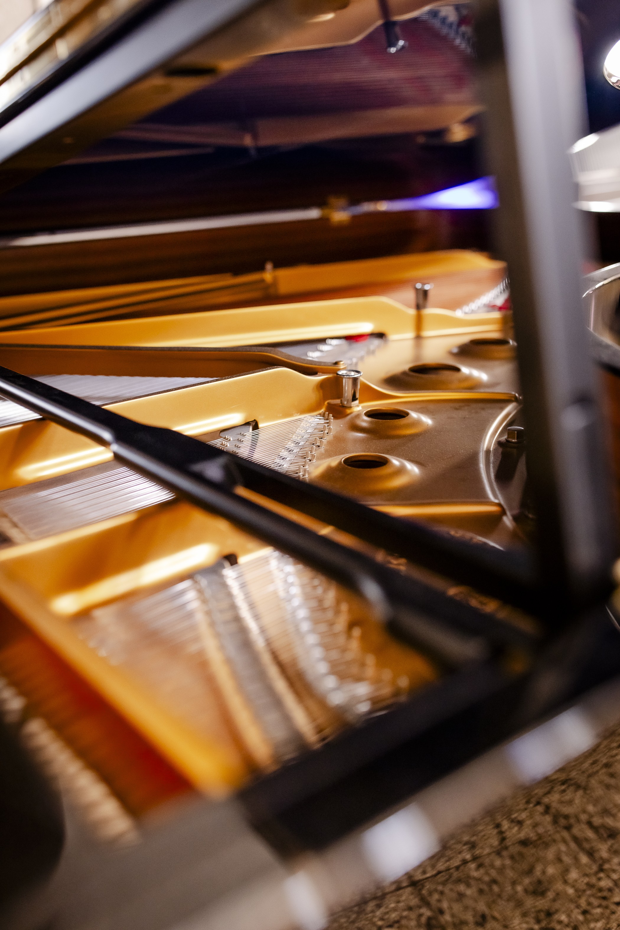 Piano Detail im Wohnzimmer Düsseldorfs im The Wellem Hotel im Andreas Quartier in Düsseldorf