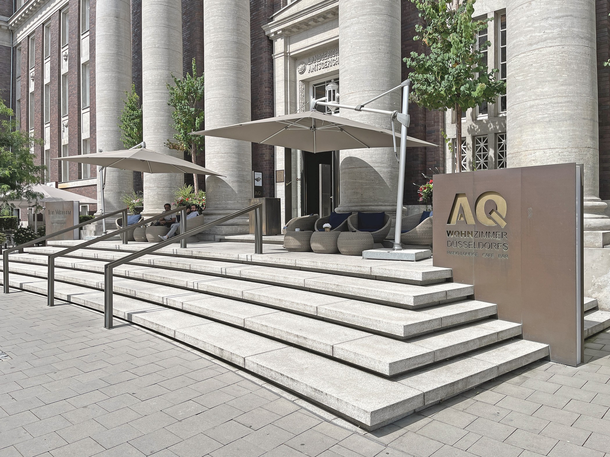 Aussenbereich mit Loungemöbeln im The Wellem Hotel im Wohnzimmer Düsseldorfs